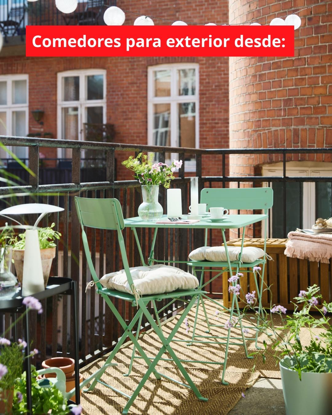 Comedor de exterior verde en una terraza con sol.