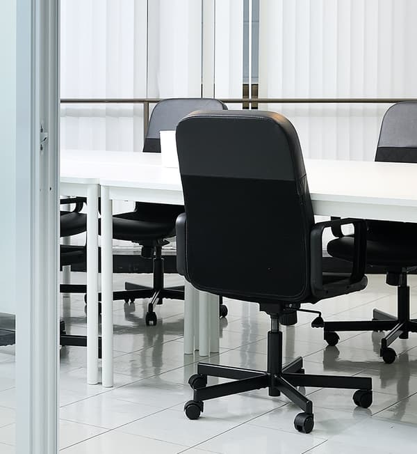 Comfy and lightweight RENBERGET swivel chairs