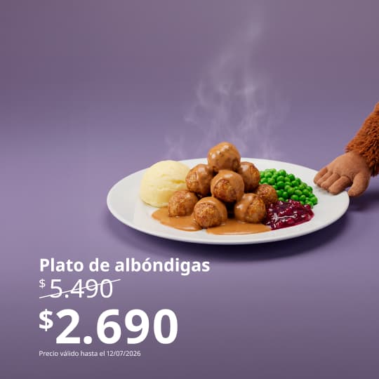 Comida sueca en un plato blanco sobre un individual en una mesa de madera.
