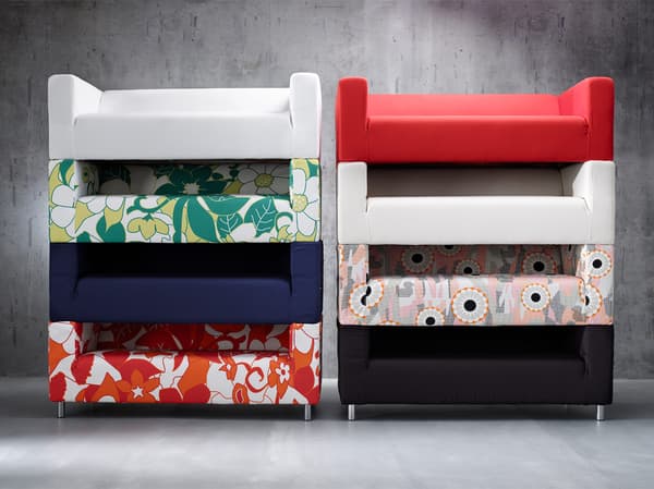 Comme un grand nombre de nos canapés, IKEA KLIPPAN a des housses de réserve de sorte que lorsque tu en as marre de l’une, ou qu’elle est tachée, pas besoin d’acheter un nouveau canapé. Il suffit de changer de housse. Un moyen ingénieux de produire moins de déchets tout en relookant son intérieur.