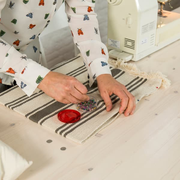 Commencez par fabriquer une housse avec le tapis. 
