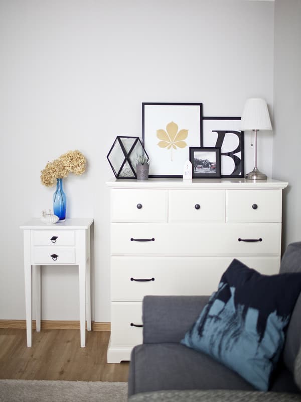 Commode avec cadres posés dessus.