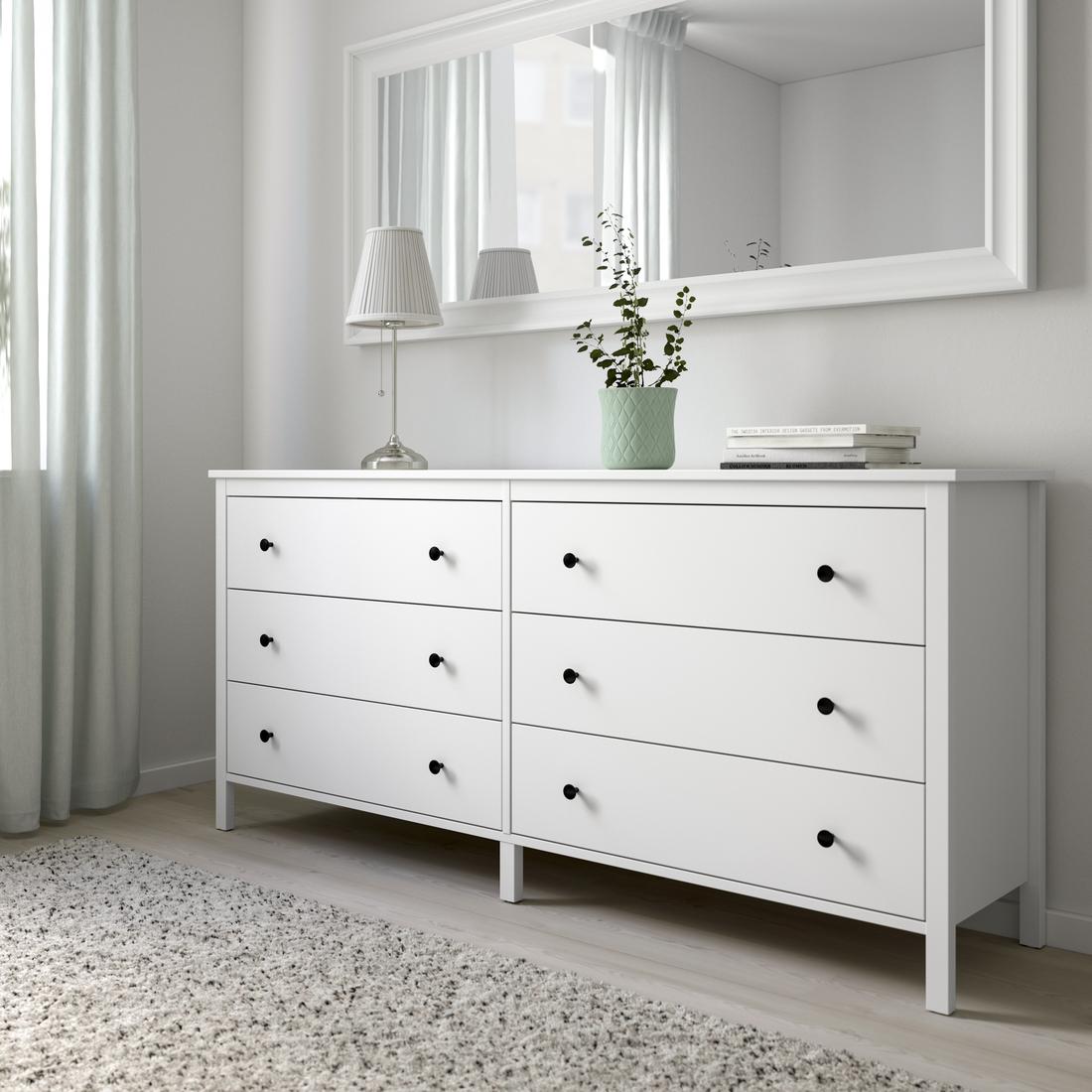 Commode blanche 6 tiroirs KOPPANG dans un pièce de maison.