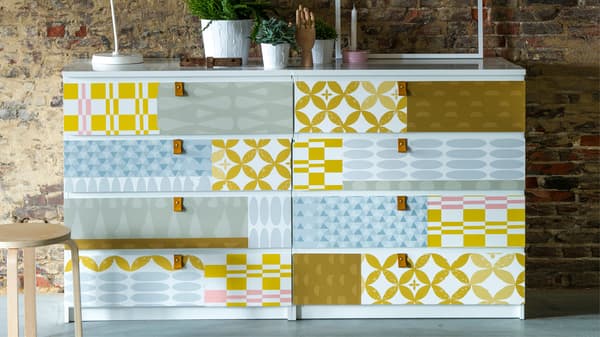 Commode MALM maculée contre un vieux mur de briques