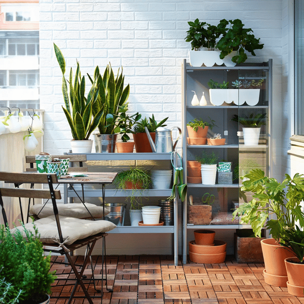 Como decorar terrazas con cadeiras e mesa a conxunto e un lugar para as túas plantas