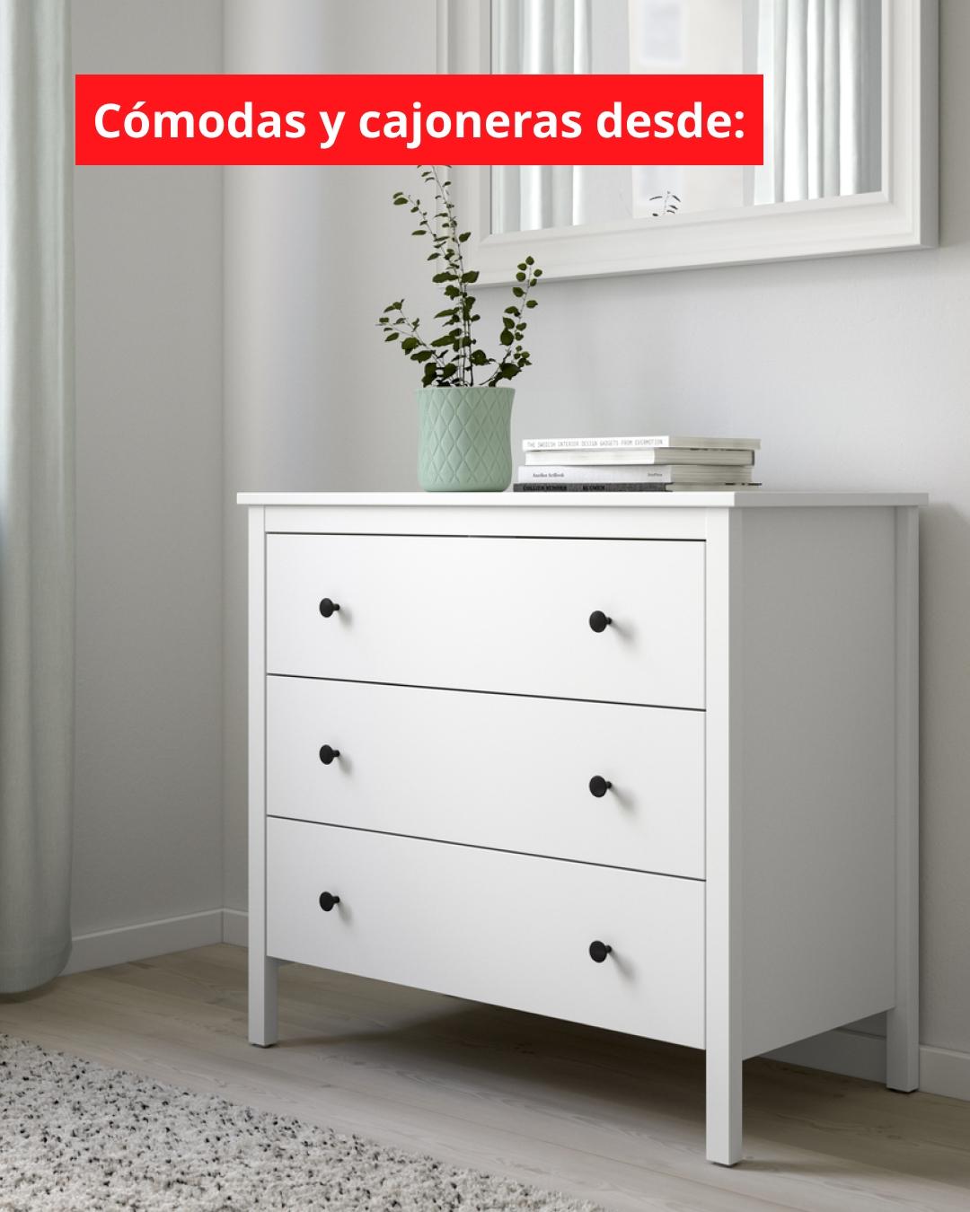 Cómoda blanca junto a pared blanca.