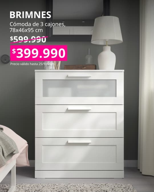 Cómoda BRIMNES blanca con tres cajones y detalles en vidrio esmerilado para una organización práctica.