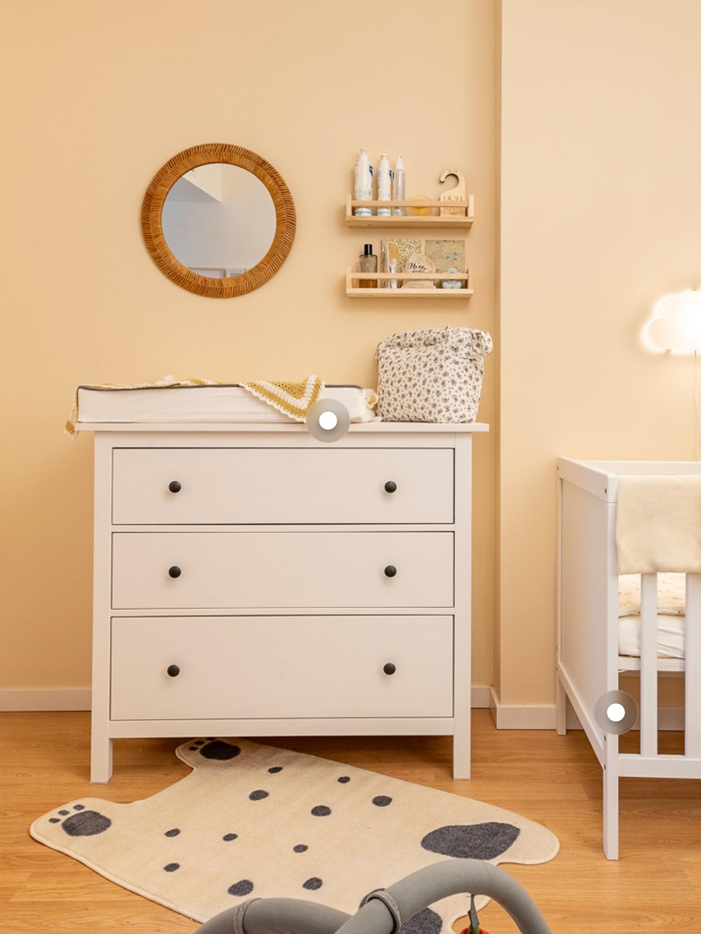 Cómoda, espejo, alfombra habitación bebé