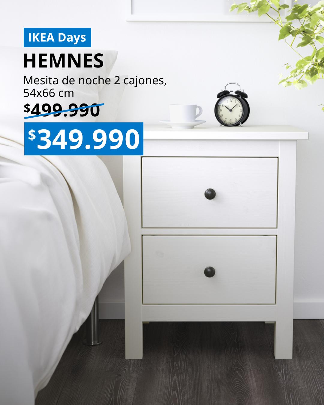 Cómoda HEMNES blanca con dos cajones, decorada con accesorios sobre la cubierta.