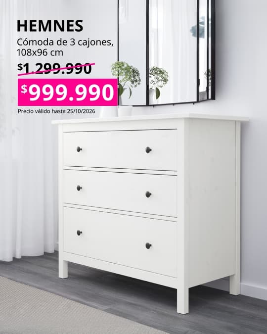 Cómoda HEMNES blanca teñida con tres cajones amplios para mantener el dormitorio ordenado y funcional.