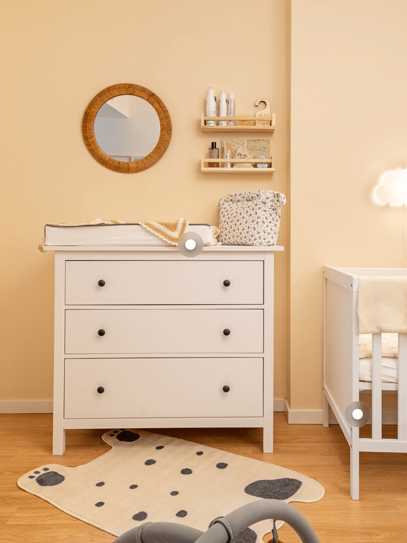 Còmoda, mirall, catifa habitació nadó.