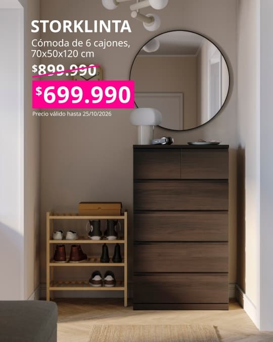 Cómoda STORKLINTA con seis cajones en acabado marrón oscuro efecto roble para almacenar ropa y accesorios.