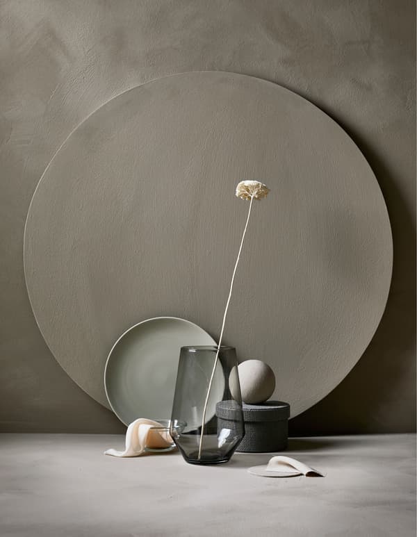 Composition comprenant un vase en verre et une fleur, un plateau, une boîte de rangement et des tissus dans des couleurs similaires
