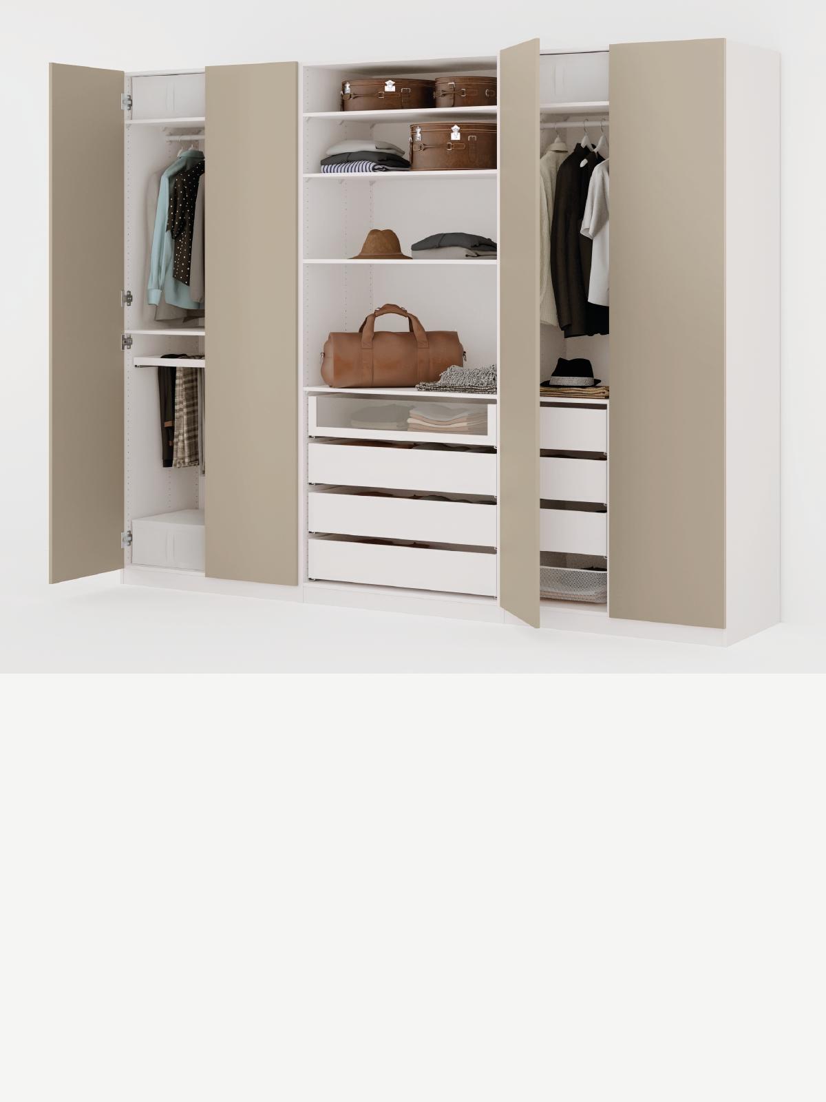 Composizione armadi PAX con ante a battente a lato e centralmente senza ante, visibili accessori KOMPLEMENT interni.