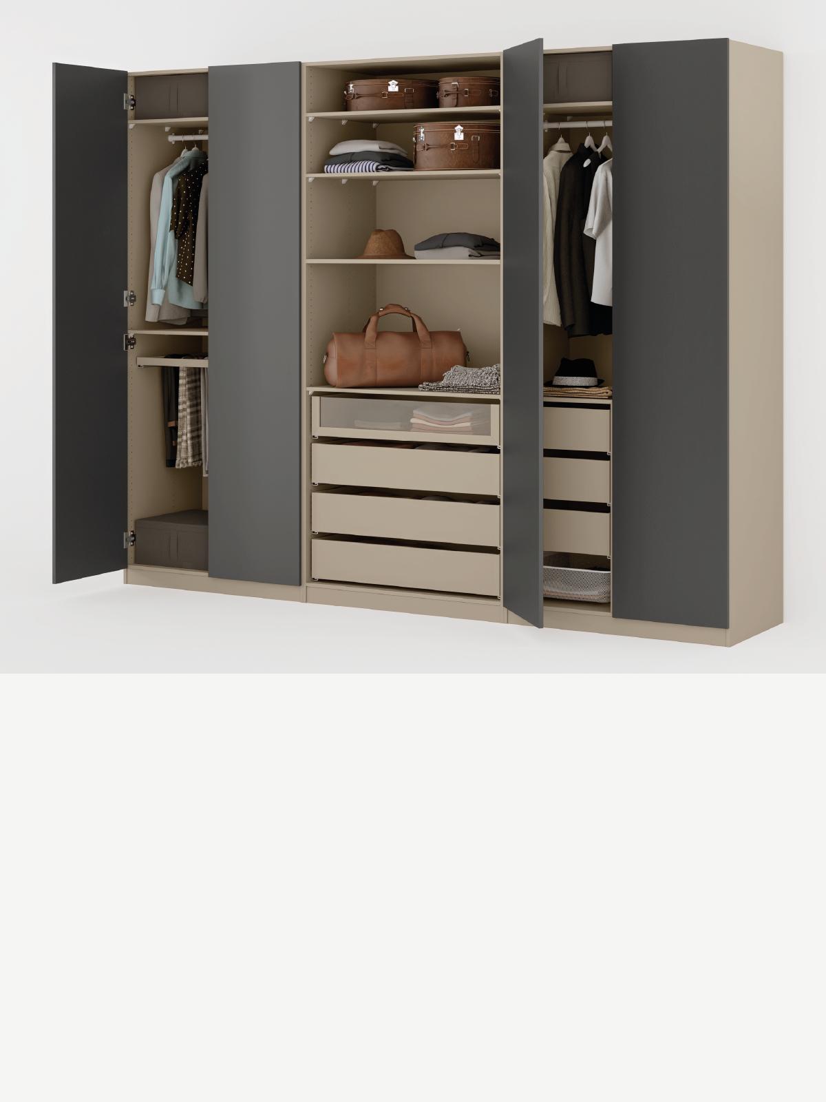 Composizione armadi PAX con ante a battente a lato e centralmente senza ante, visibili accessori KOMPLEMENT interni.