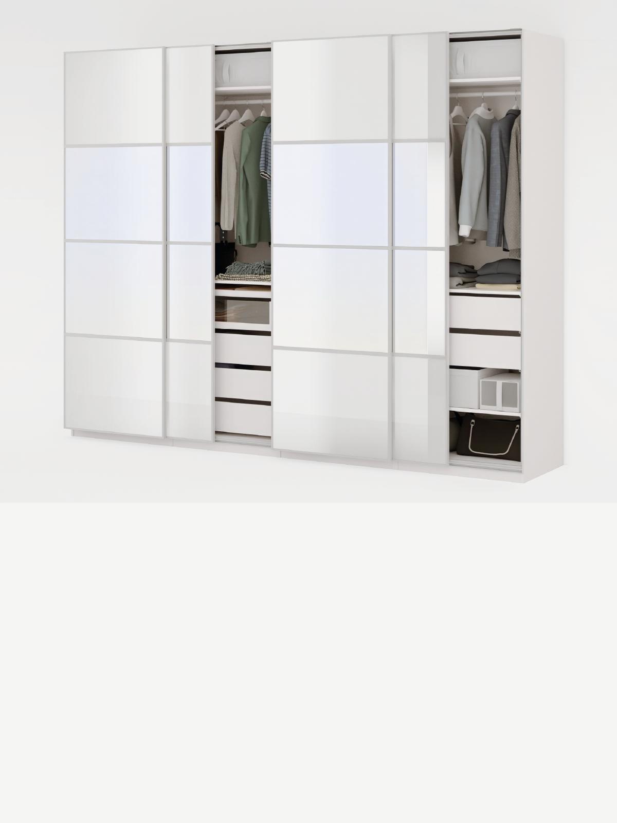 Composizione armadi PAX con ante scorrevoli bianche e a specchio, visibili in parte accessori KOMPLEMENT interni.