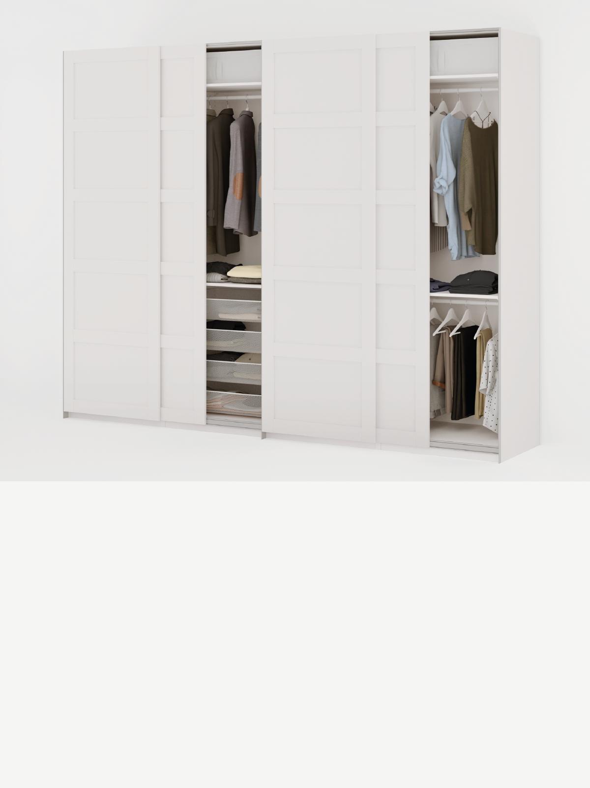 Composizione armadi PAX con ante scorrevoli bianche, visibili in parte accessori KOMPLEMENT interni.