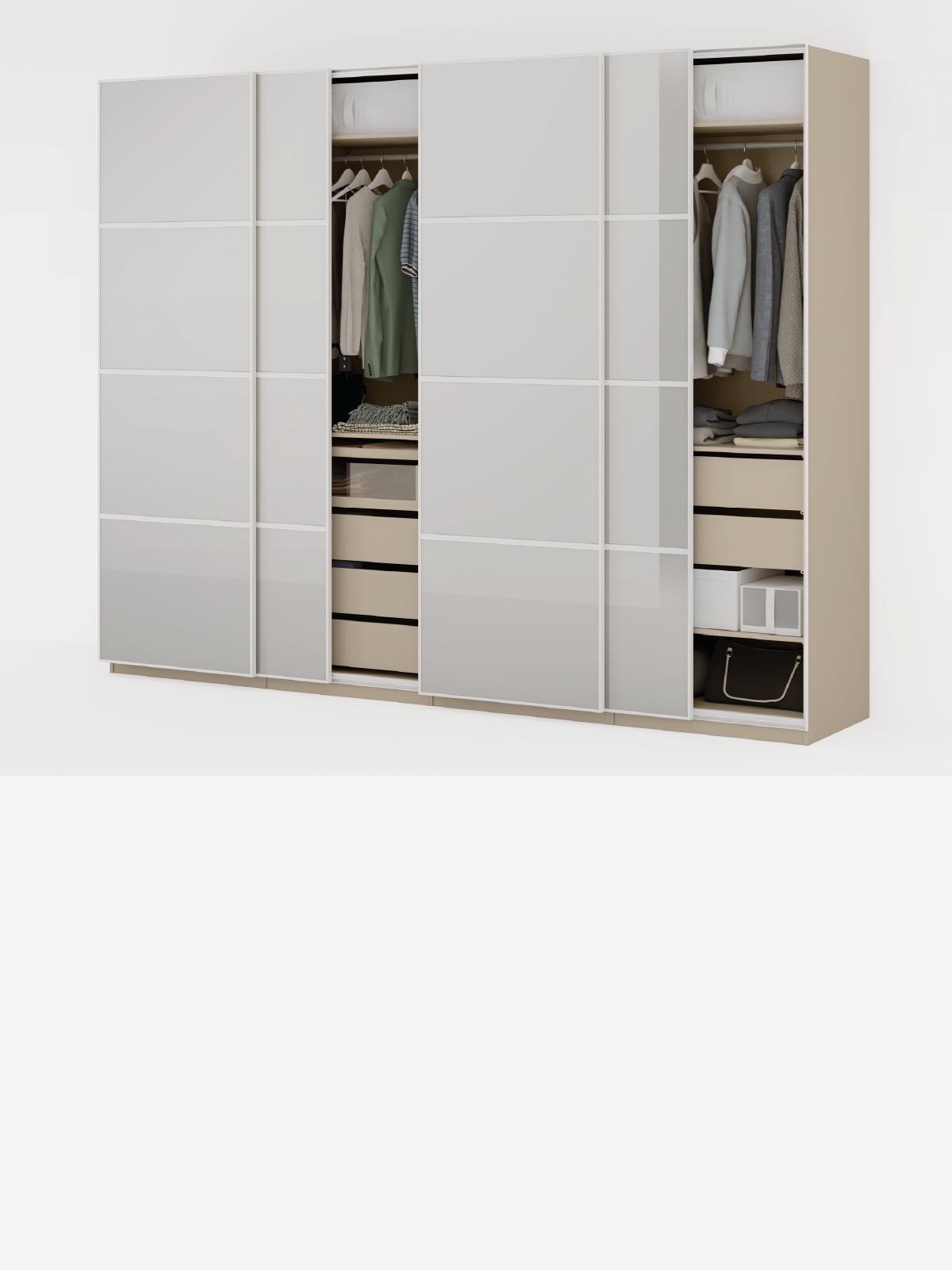 Composizione armadi PAX con ante scorrevoli bianche, visibili in parte accessori KOMPLEMENT interni.