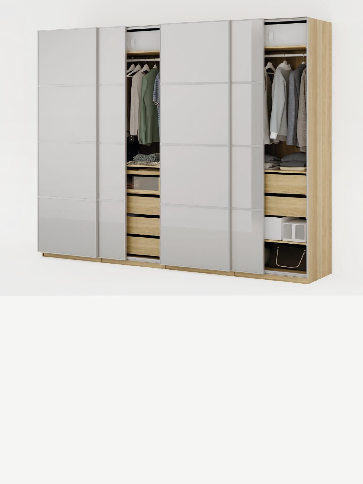 Composizione armadi PAX con ante scorrevoli lucido grigio-chiaro, visibili in parte accessori KOMPLEMENT interni.