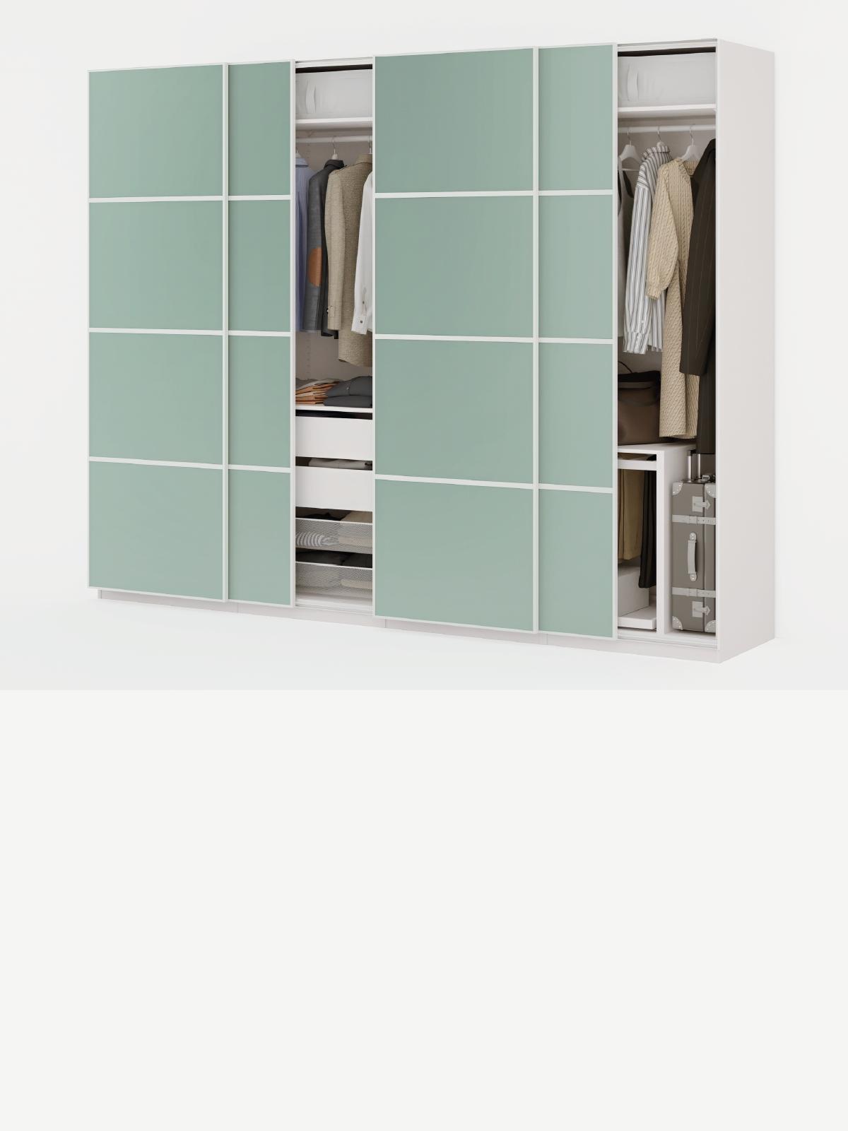 Composizione armadi PAX con ante scorrevoli verdi chiare, visibili in parte accessori KOMPLEMENT interni.