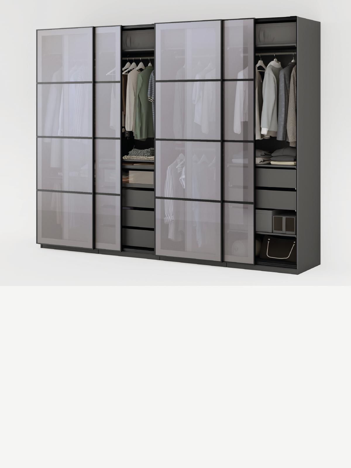 Composizione armadi PAX scuri con ante scorrevoli a vetro, visibili in parte accessori KOMPLEMENT interni.
