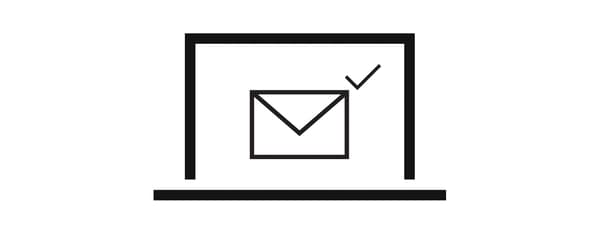 Computerscherm met verzendenvelop