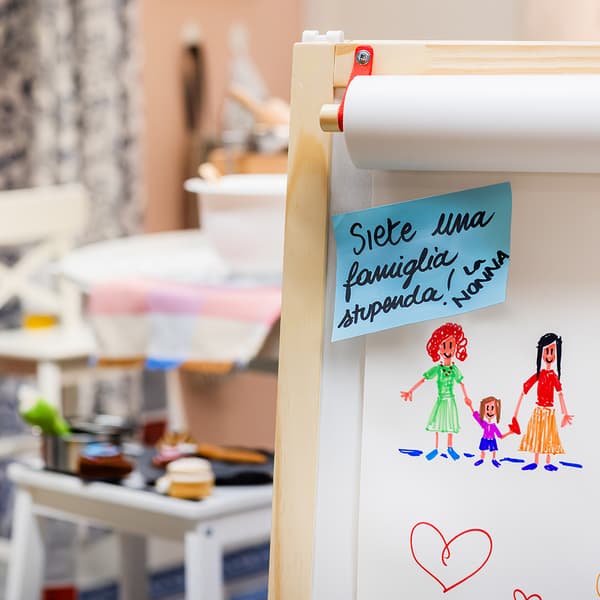 Comunità LGBT+: l'orgoglio di una nonna per la famiglia della figlia, scritto su un post-it