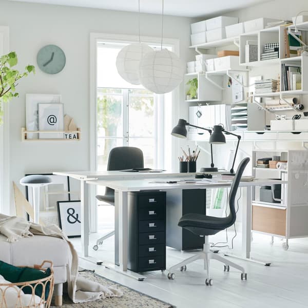 Con i mobili e le mensole della serie EKBY che sfruttano la parete, questo home office tutto in bianco è sempre perfettamente organizzato – IKEA