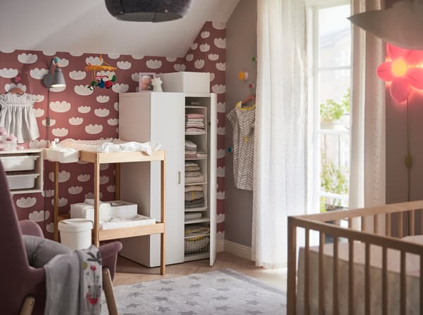 Con il guardaroba bianco STUVA/FRITIDS di IKEA puoi creare una cameretta accogliente e ordinata. Grazie alla sua altezza, agli angoli arrotondati e alle maniglie integrate, è una soluzione sicura e a misura di bambino.