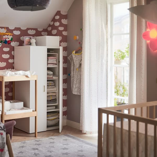 Con il guardaroba bianco STUVA/FRITIDS di IKEA puoi creare una cameretta accogliente e ordinata. Grazie alla sua altezza, agli angoli arrotondati e alle maniglie integrate, è una soluzione sicura e a misura di bambino.