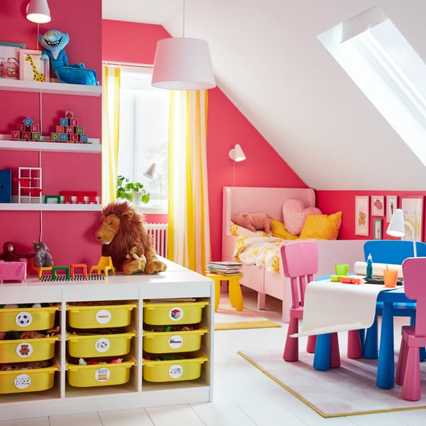 Con una struttura TROFAST bianca e una serie di contenitori di diverse altezze in plastica colorata puoi tenere in ordine ogni cosa, dai giocattoli più voluminosi ai pastelli – IKEA