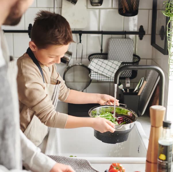 Con utensilios de tamaño adecuado y recetas fáciles, los niños pueden explorar el mundo de la cocina mientras desarrollan hábitos saludables. Enseñarles a preparar platos sencillos con ingredientes frescos no solo les permite disfrutar de la comida, sino también comprender la importancia de comer bien.