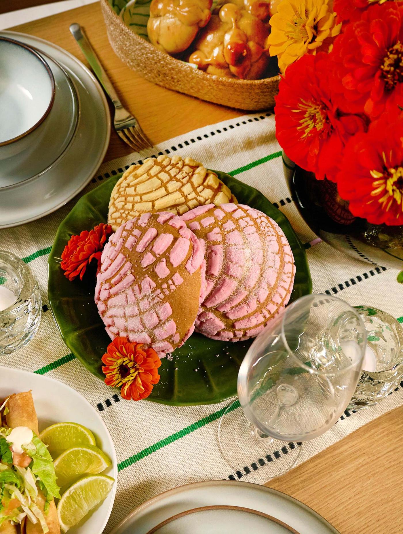 conchas y otras comidas de dia de los muertos