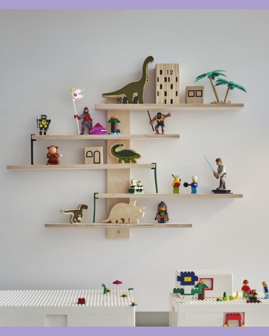 Conjunto de pequeñas repisas de madera montadas en la pared, decoradas con figuras de dinosaurios, juguetes y personajes tipo miniatura.
