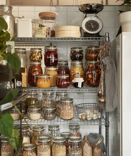 Conserves en bocaux de verre KORKEN dans un rangement ouvert