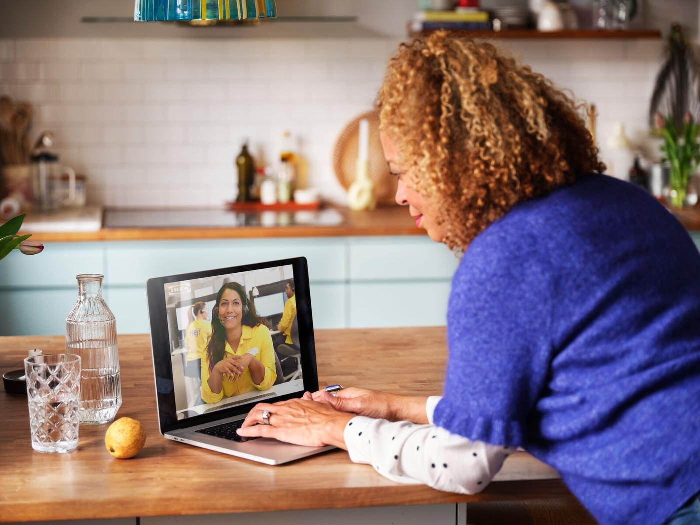 Consultation à distance d'une cliente avec un conseiller IKEA pour la conception de sa cuisine