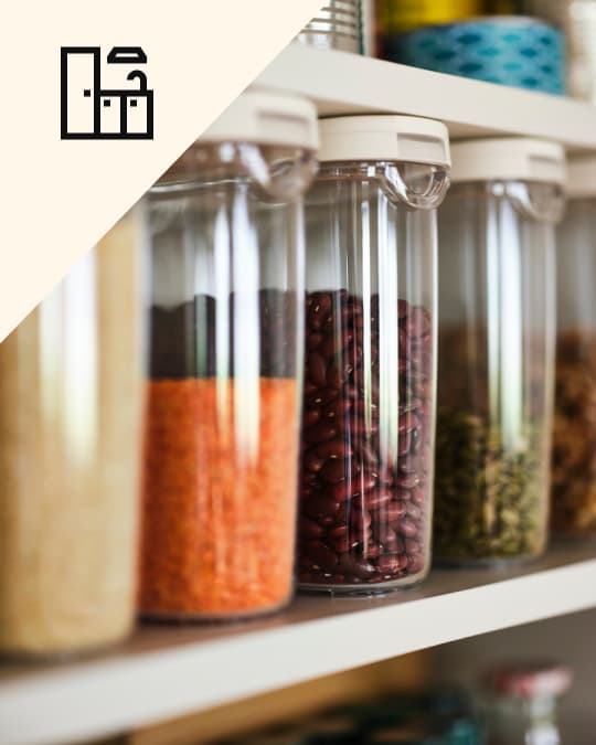 Contenedores de alimentos llenos de especies y legumbres