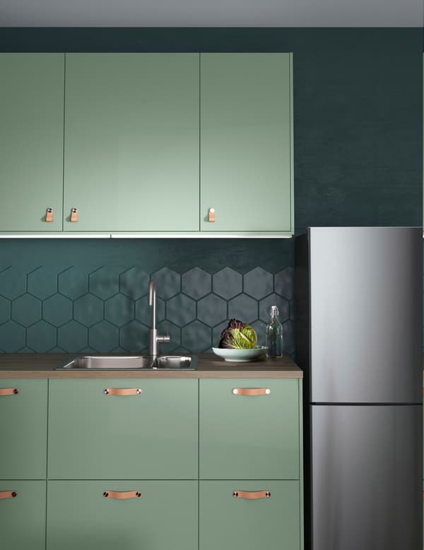Contrasting kitchen cabinet designs