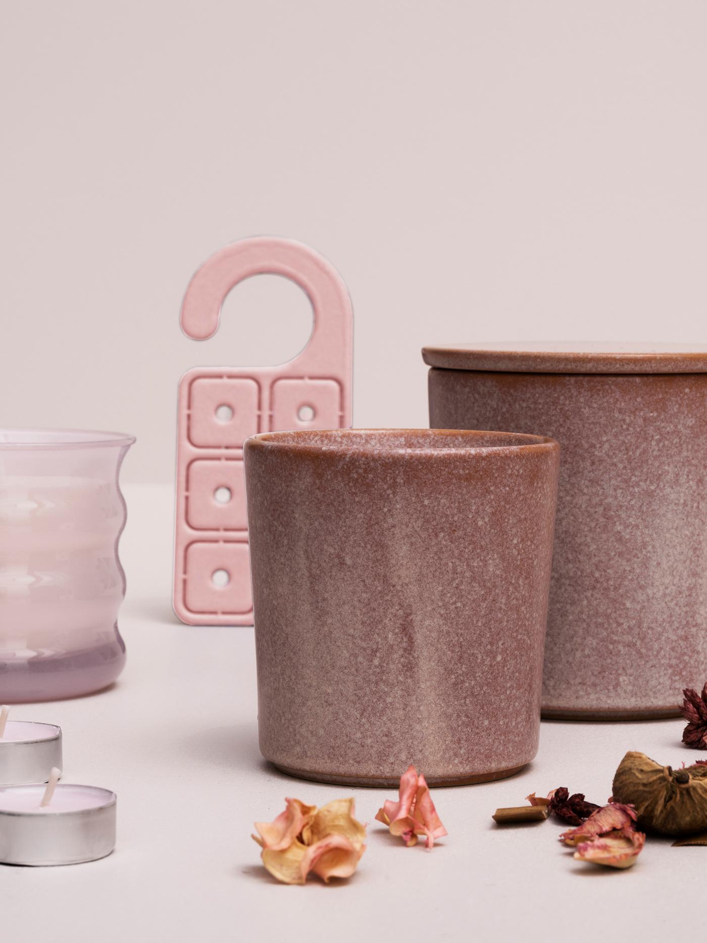 Conxunto de candeas LUGNARE con aroma a xasmín, popurrí e un ambientador para o armario diante dun fondo de cor rosa claro.