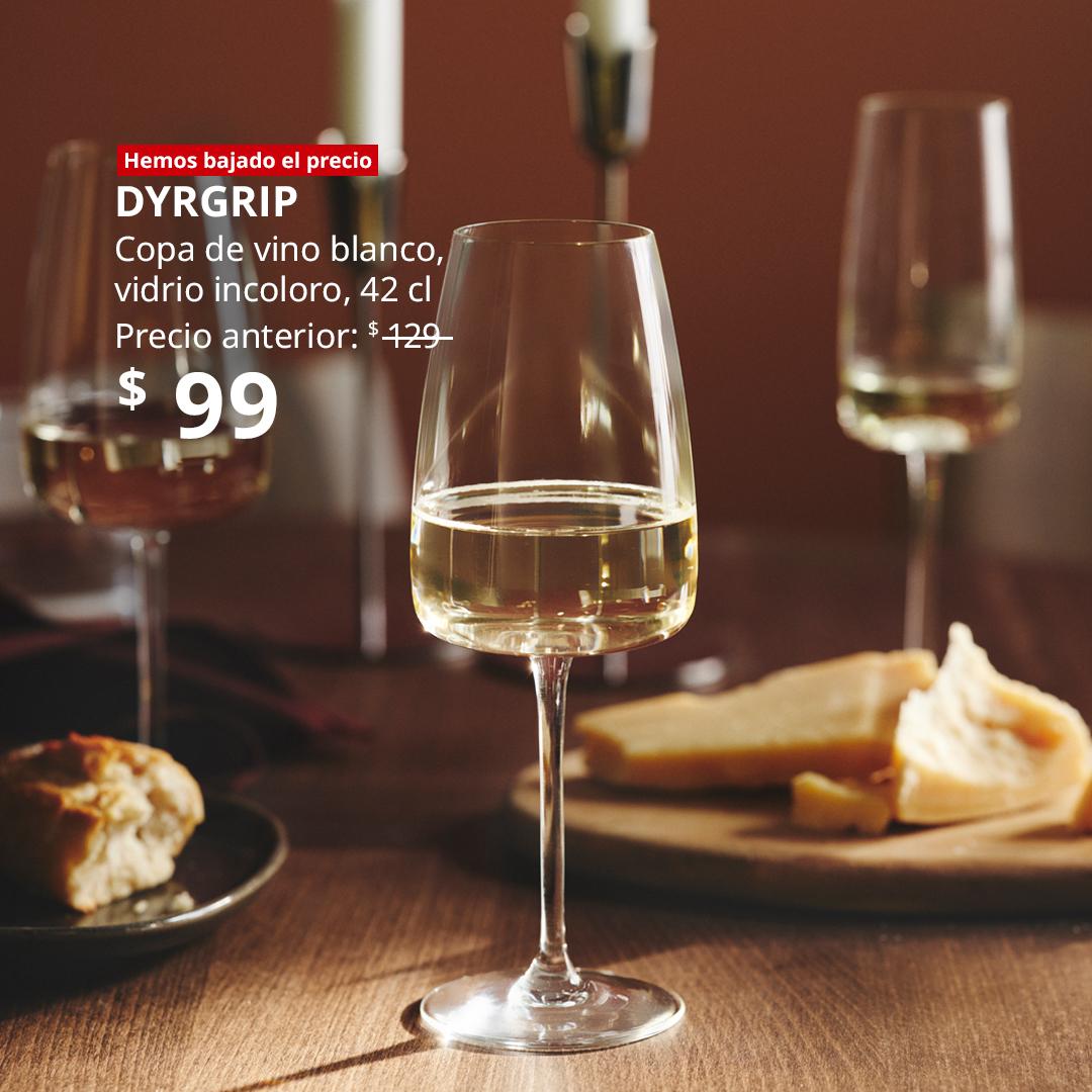 Copas de vino en una mesa, con platos de diferentes tipos de quesos