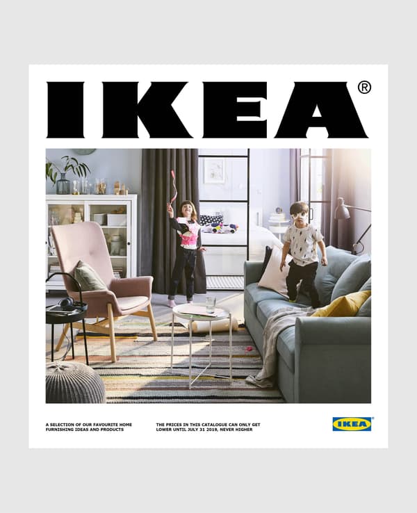 Copertina del nuovo catalogo IKEA 2019 con due bambini in un soggiorno.