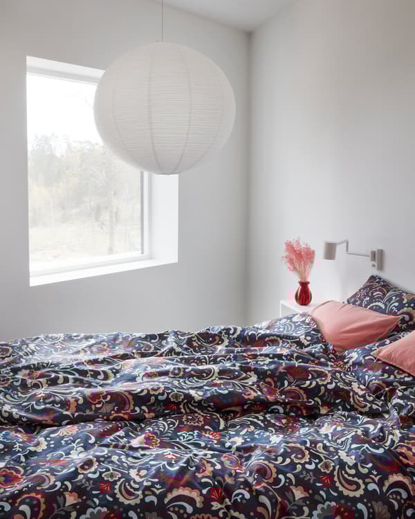 Copripiumino KRATTEN con motivo floreale tradizionale di diversi colori, su sfondo blu scuro - IKEA