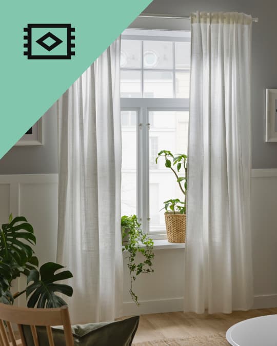 Cortinas puestas en la ventana