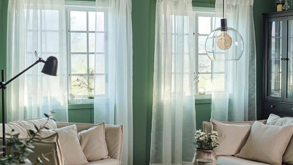 Cortines barates de tul i gasa en una sala d'estar acollidora