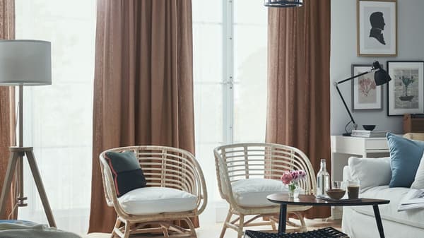 Cortines barates opaques en una sala d'estar moderna