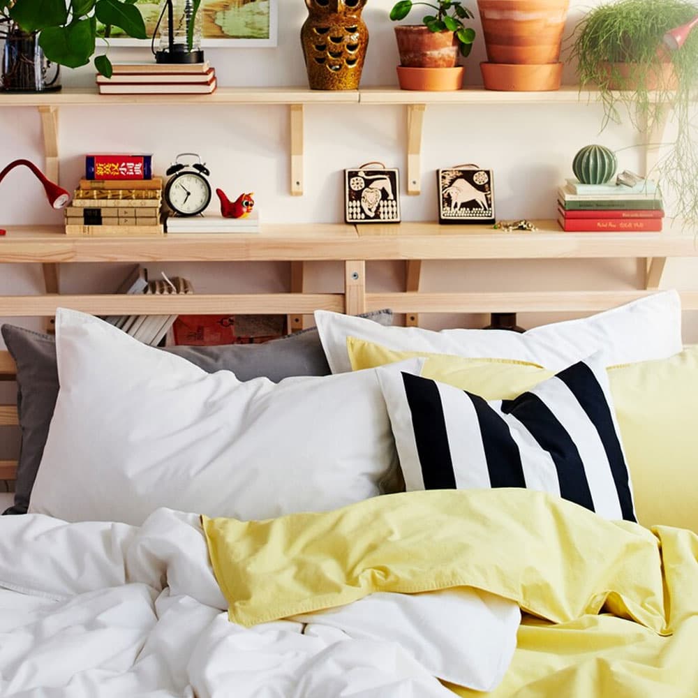 couette jaune et coussin rayé blanc et noir