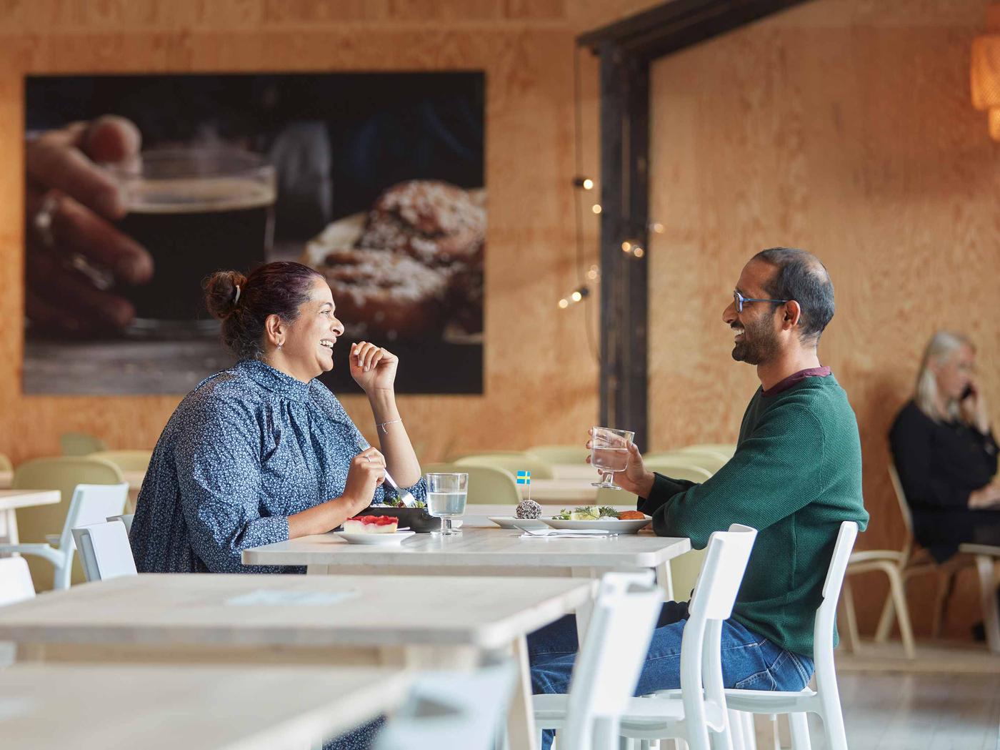 Couples mangeant un repas dans la Restaurant suédois.