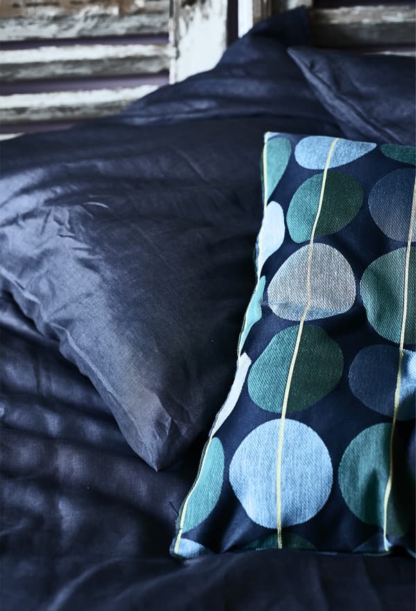 Coussins bleu foncé et à motifs.