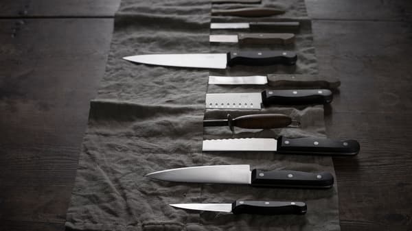 Couteaux de cuisine VARDAGEN de tailles variées disposés sur une trousse à couteaux gris foncé