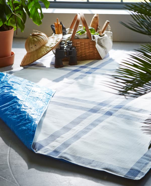Couverture de pique-nique réalisée avec des sacs bleus IKEA et des torchons de cuisine